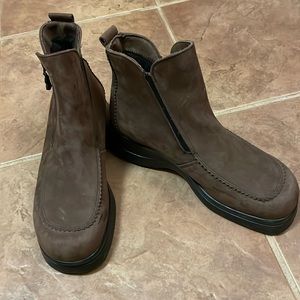 Bogner brown nubuck ankle boots. Size 10